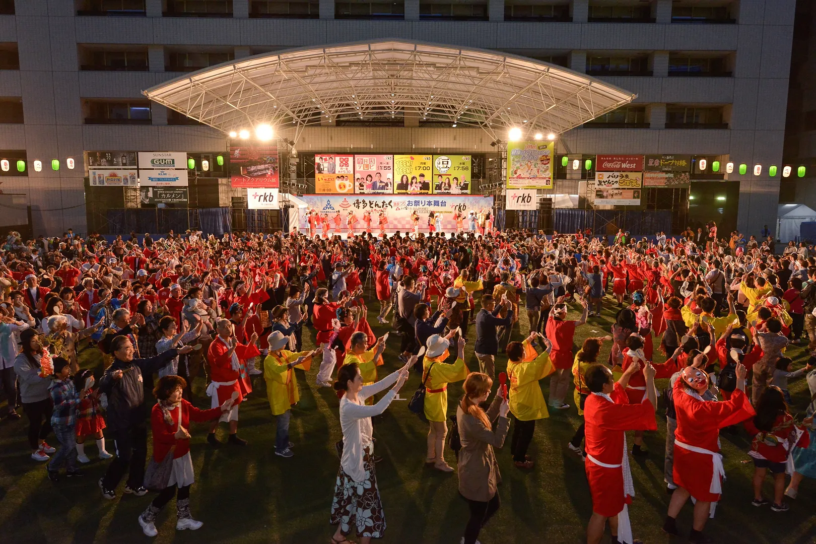 福岡市役所西側ふれあい広場で行われる祭りのステージ