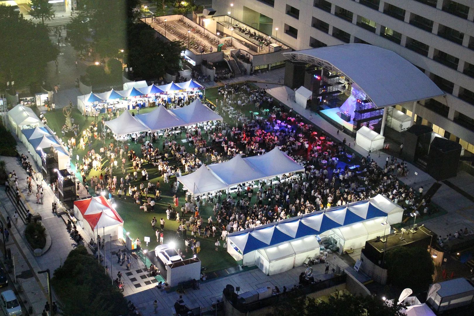 照明が灯る夜のふれあい広場