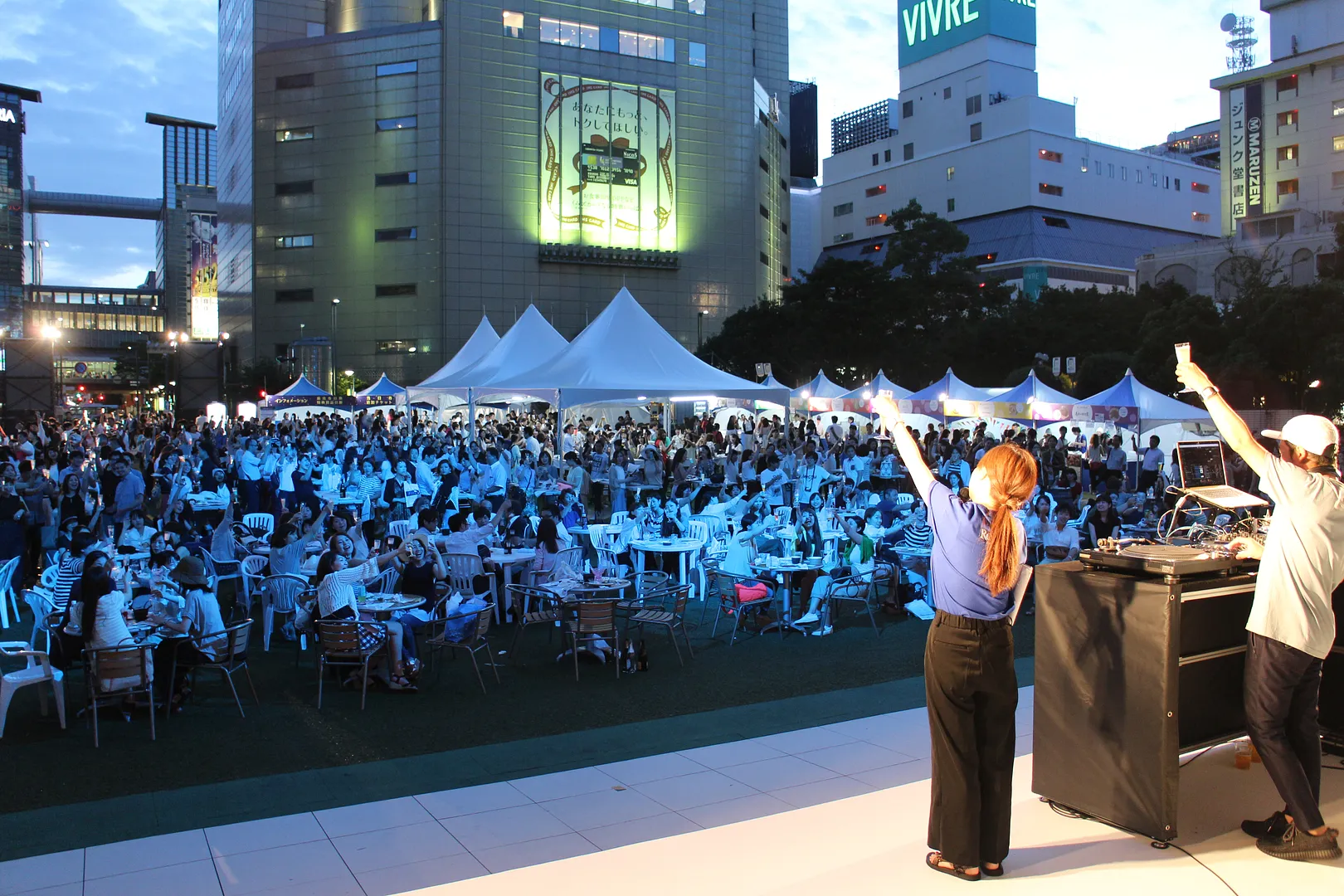 夜のイベントでにぎわうふれあい広場